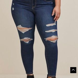 Torrid SZ 12R Jegging Skinny Super Soft High-Rise Destructed Jean Riprap